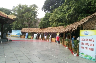 TƯỢNG ĐÀI LÝ THÁI TỔ HÀ NỘI