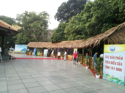 TƯỢNG ĐÀI LÝ THÁI TỔ HÀ NỘI